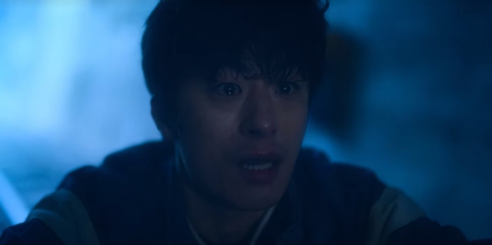 Netflix《D.P：逃兵追緝令》劇情：韓浩烈率先在洞穴找到正壓著黃章秀的曹石峰