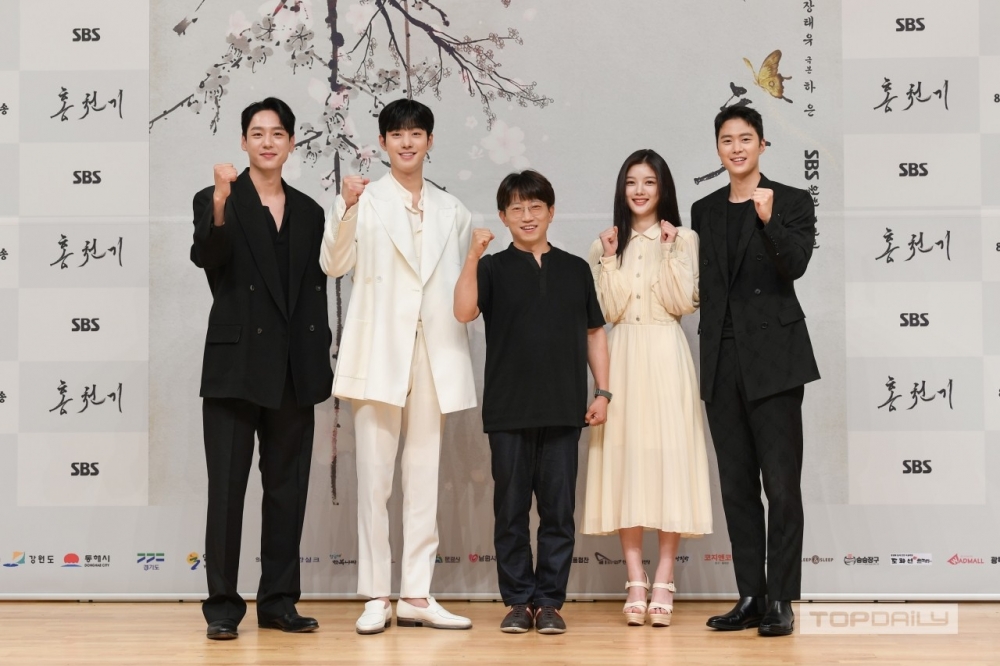 SBS新劇《紅天機》製作發表會!主演群+導演加油合照