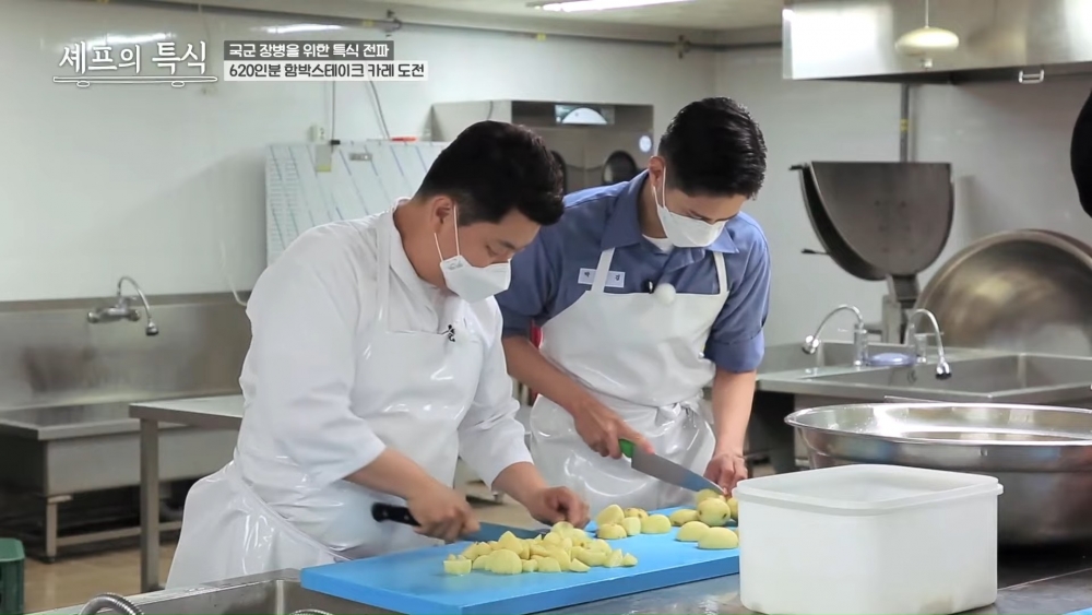 朴寶劍參與國防部YouTube被誇「連手臂青筋都完美」！敬業態度工作人員讚不絕口～