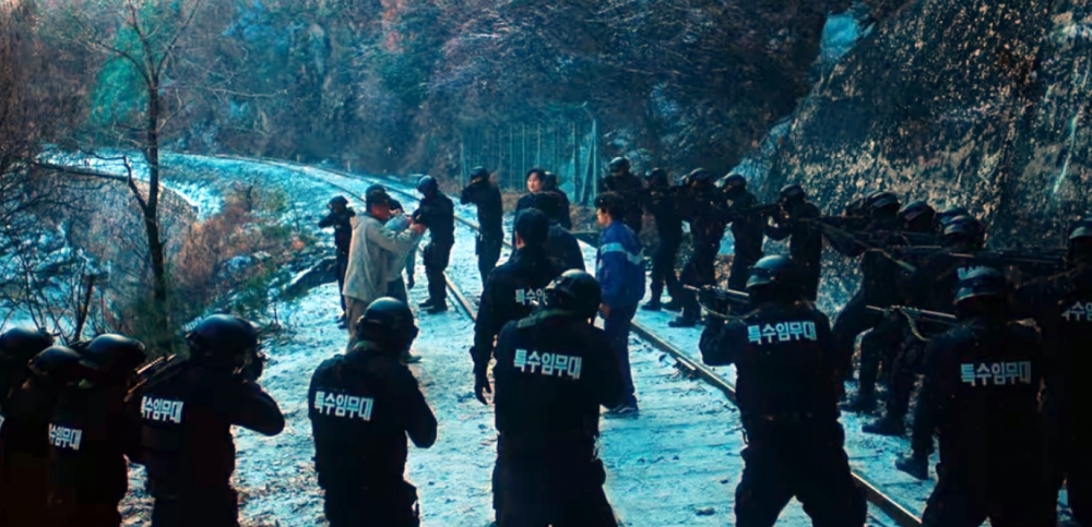 Netflix《D.P：逃兵追緝令》劇情：千龍德率領的特勤組紛紛包圍曹石峰