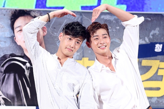 朴敘俊 姜河那一起比心