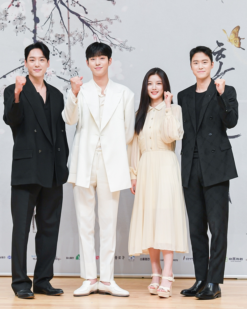 SBS新劇《紅天機》製作發表會!主演群加油合照02