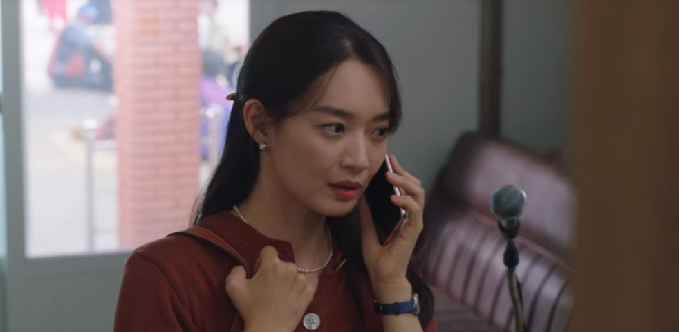 tvN新劇《海岸村恰恰恰》第1-2集劇情:更慘的是、當尹慧珍和朋友表美善(孔敏貞 飾)講電話、抱怨咖啡店老闆吳春在(趙漢哲 飾)時,不小心被廣播出去,導致全村的人都知道她說的話,因此所有人頓時對她印象超差