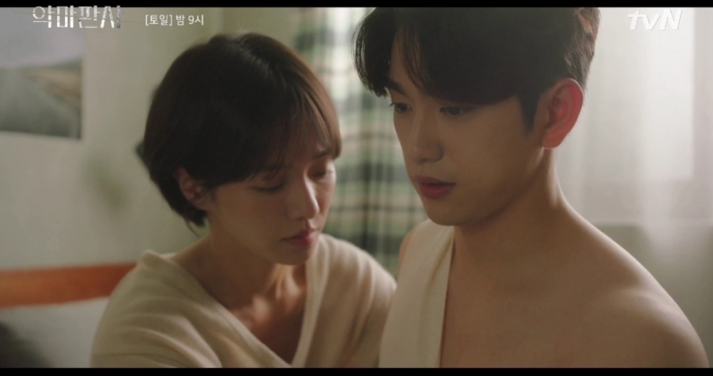 韓劇《惡魔法官》尹秀賢幫忙包紮