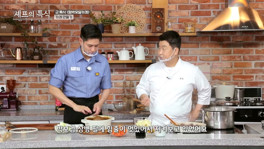 朴寶劍參與國防部YouTube被誇「連手臂青筋都完美」！敬業態度工作人員讚不絕口～