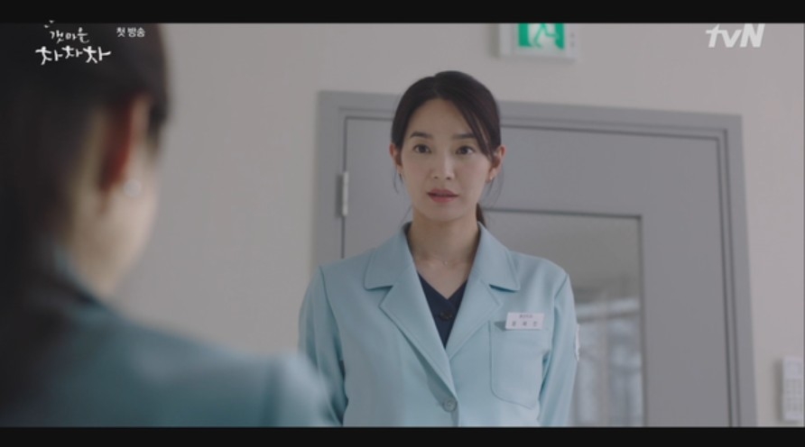 tvN新劇《海岸村恰恰恰》第1-2集劇情:在首爾擔任牙醫的尹慧珍(申敏兒 飾)因為得罪了診所院長02
