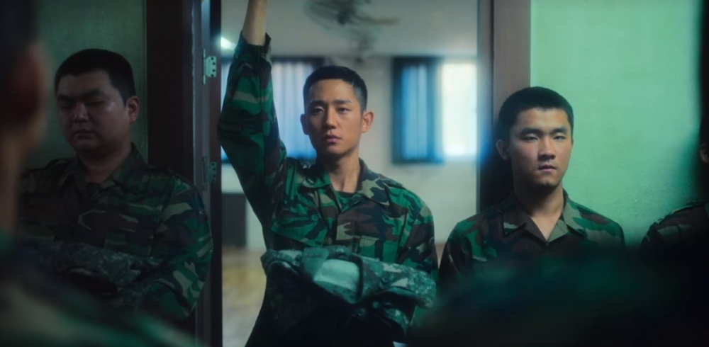 Netflix《D.P：逃兵追緝令》劇情：安俊浩（丁海寅 飾）在入伍後，遭受兵長黃章秀（申承浩 飾）的霸凌，後來憑藉自己的能力被D.P緝捕組的中士朴範求（金成均 飾）提拔，成為了D.P緝捕組的一員