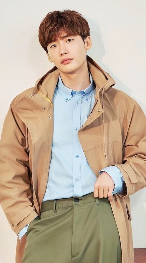 李鍾碩曾出演過《學校2013》、《聽見你的聲音》、《異鄉人醫生》、《皮諾丘》、《W－兩個世界》、《羅曼史是別冊附錄》