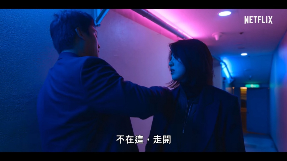 當智友問道對方社長在哪裡時，小混混表示不知道並一把推開她、示意讓尹智友離開