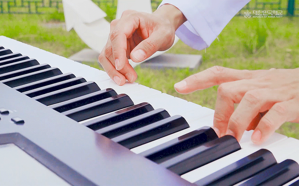 朴寶劍出演海軍線上演唱會表演現場動圖