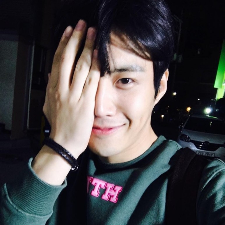 金宣虎遮臉自拍