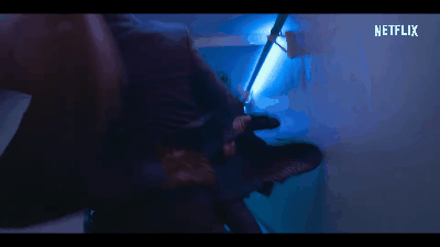 原來智友潛入毒窟要找出最大BOSS，解決完一個人後，又冒出了很多人朝著智友攻擊