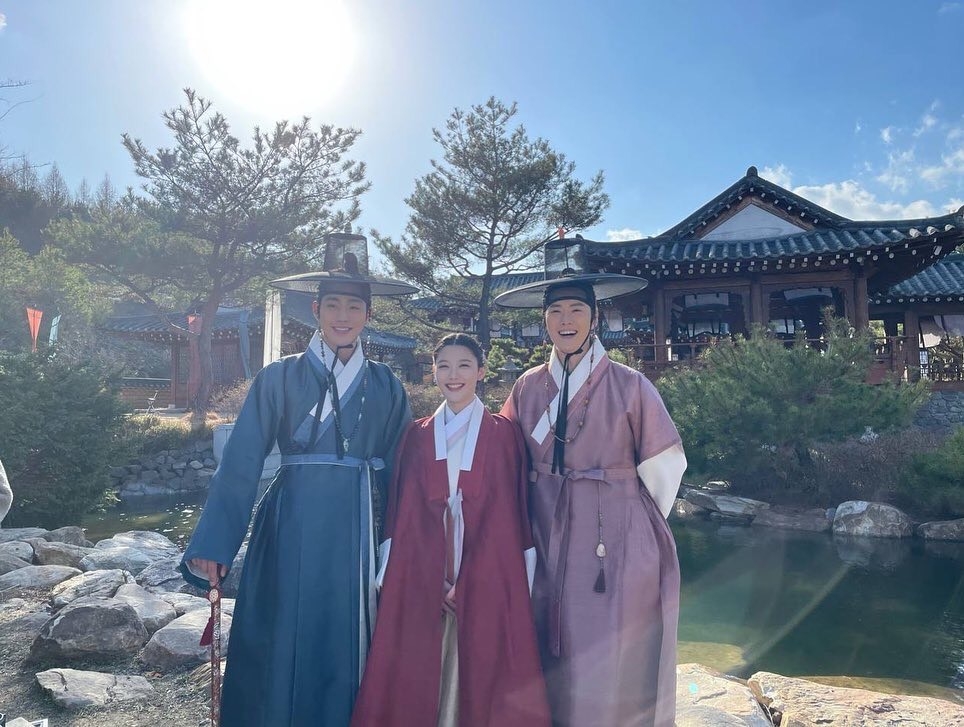 金裕貞、安孝燮、孔明、郭時暘主演SBS《紅天機》開播後收視亮眼,男女主角在戲中優美又心動的畫面,讓劇迷印象深刻!不過在這些場景的背後、實際上卻是笑聲不斷