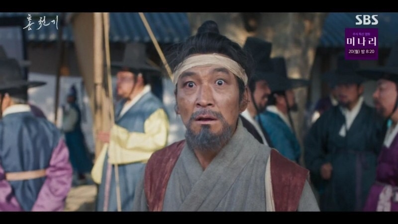 《紅天機》EP.5-EP.6劇情:可是就在畫會告一段落後,紅恩吾(崔光一 飾)卻出現在會場附近,還隨手拿了一支畫筆