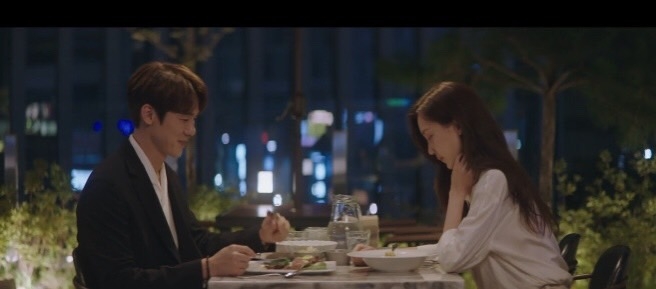 「冬天庭園」餵食成功❤ 安政源和張冬天（申鉉彬 飾）在約會時，得知了冬天的母親想跟他一起吃飯而感到開心