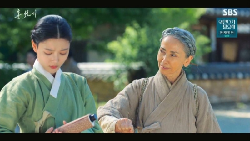 ，意外在路上碰到了三神（文淑 飾），三神在原本天機要送給亮明大君的畫裡施法