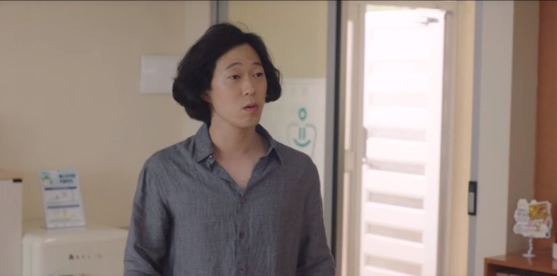 韓劇《海岸村恰恰恰》ep.3-ep.4劇情:尹慧珍看到表美善(孔敏貞 飾)被來看診的客人騷擾時,氣得大罵還順勢揍了對方04