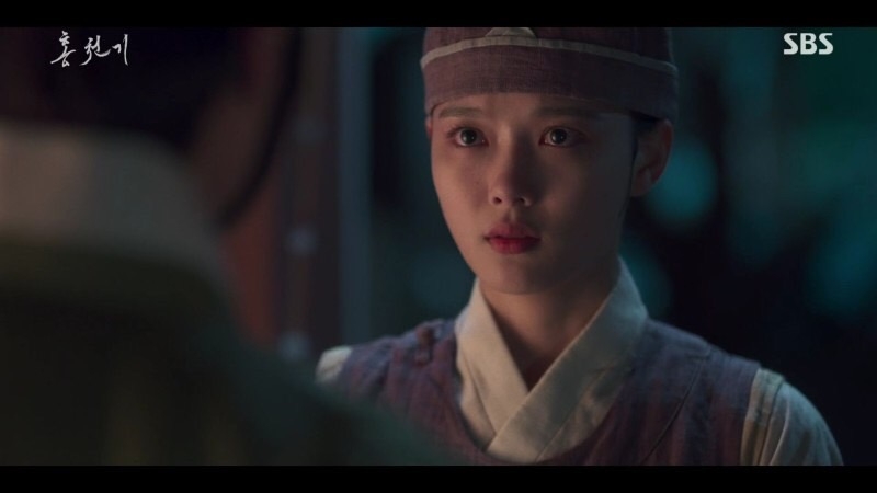 《紅天機》EP.5-EP.6劇情:紅天機好不容易進入到最終決賽,卻在比賽的前晚受到雙重打擊。亮明大君向她攤牌、表示已經知道她是仿畫之人,希望她能自動退出比賽