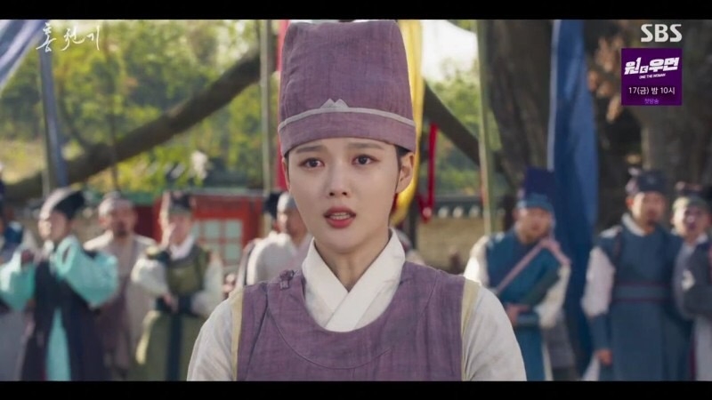 《紅天機》EP.5-EP.6劇情:眼尖的亮明大君(孔明 飾)發現了紅天機就是繪製仿畫的畫工,因此故意雞蛋挑骨頭不讓她晉級,但韓建(張鉉誠 飾)猜測紅天機疑似就是紅恩吾(崔光一 飾)的女兒時,於是拿出「完通牌」讓紅天機過關。