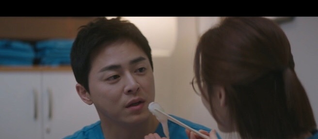 頌和雖然很害羞又有點尷尬，不過還是答應實行，沒想到她卻把眼睛閉起來餵食李翊晙XD