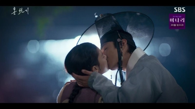 《紅天機》EP.5-EP.6劇情:這時紅天機忽然叫了河藍的名字,並表示當年的少年是不是就是他,河藍就像當初紅天機失明、用手描繪他的五官那樣,也用手輕觸了她的五官