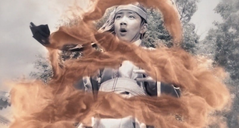 韓劇《紅天機》第1-2集劇情:因此魔王逃出來後就直接來到了河藍身邊