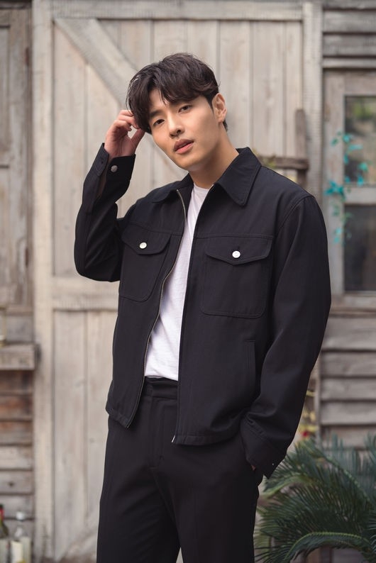 姜河那將出演假扮成金順的孫子文成、實際上是位默默無名的話劇演員「在憲」