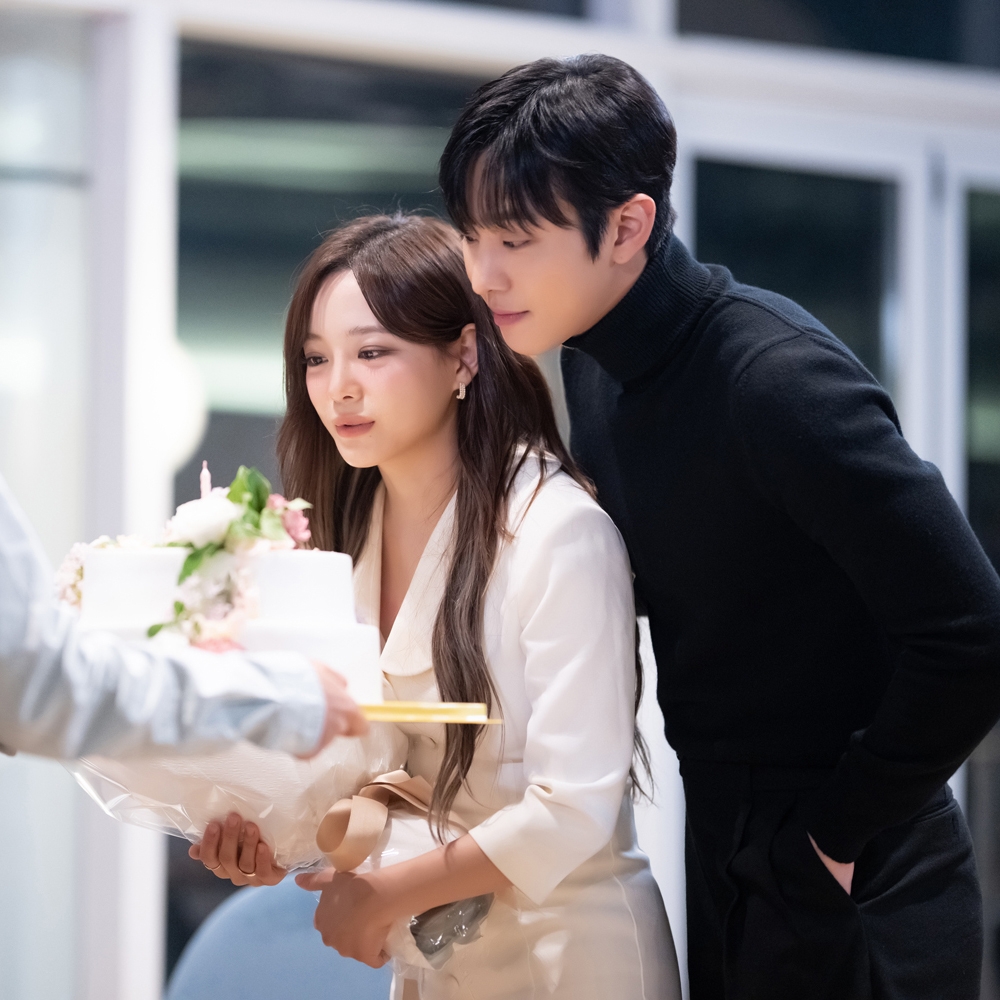 安孝燮與金世正上演「霸總愛上小職員」的浪漫羅曼史