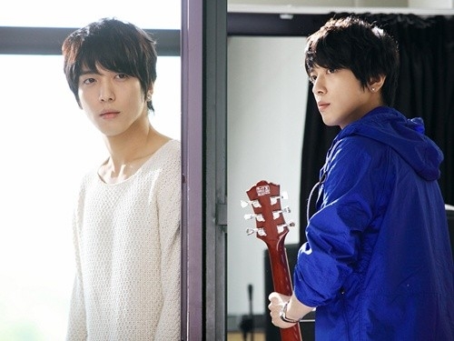 鄭容和以男團CNBLUE的身份出道，渾厚的歌聲不僅擄獲許多歌迷的心，後續又以《原來是美男》開啟演員路，出演了《你為我著迷》、《遇見愛》等作品，成功在劇迷心裡埋下了「愛情劇匠人」的形象。而鄭容和在今年推出了驅魔劇《大發不動產》，不同於以往的多情男主、以全新的角色再度受到讚賞！