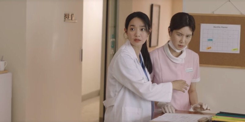 韓劇《海岸村恰恰恰》ep.3-ep.4劇情:尹慧珍看到表美善(孔敏貞 飾)被來看診的客人騷擾時,氣得大罵還順勢揍了對方03