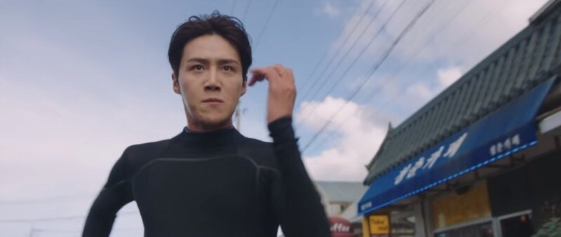 韓劇《海岸村恰恰恰》ep.3-ep.4劇情:洪斗植衝浪完就接到金坎離說牙醫診所出事,於是他立馬狂奔到尹慧珍身邊02
