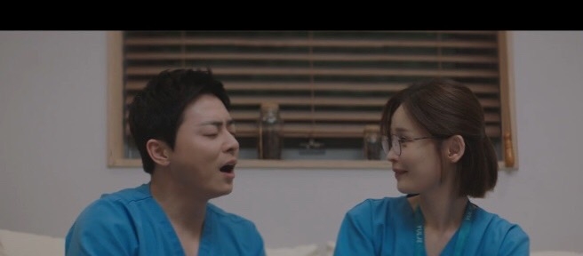 當李翊晙和蔡頌和在吃晚餐時，翊晙提議要不要做點像情侶之間會做的事