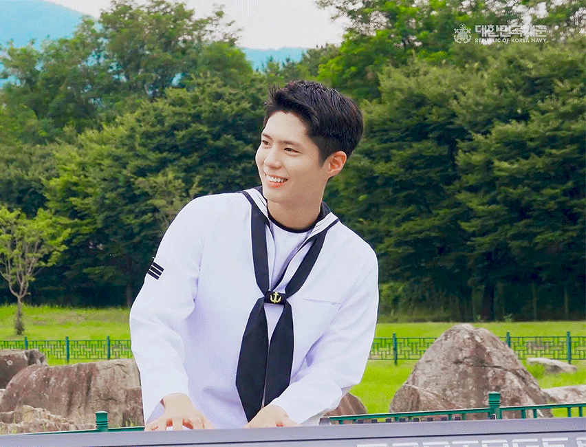 朴寶劍出演海軍線上演唱會表演現場動圖06