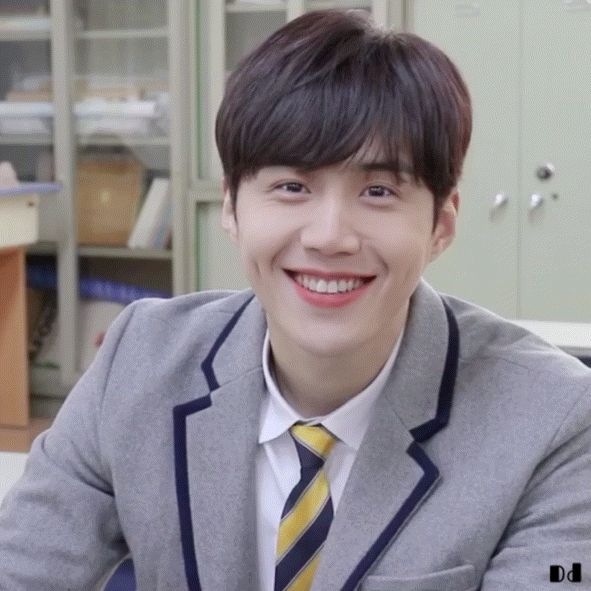 金宣虎校服造型