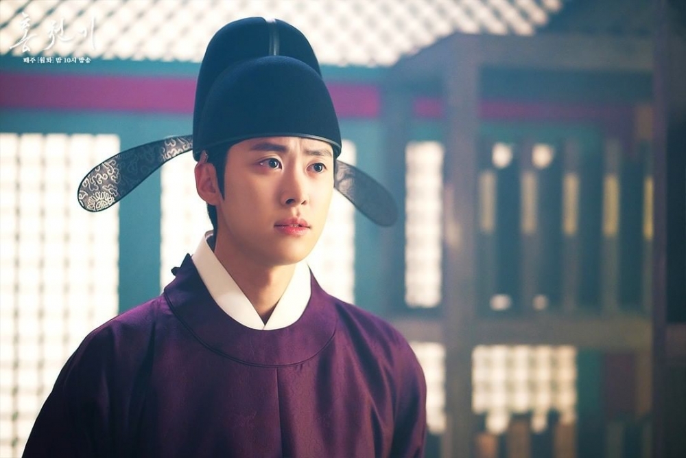 而亮明大君（孔明 飾）也終於認清了自己對紅天機的心意！