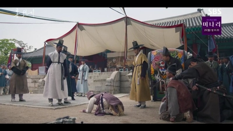 《紅天機》EP.5-EP.6劇情:看到朱香大君(郭時暘 飾)時,卻把他和魔王的身影重疊,拿著沾了墨的畫筆丟到他身上,紅天機看到後驚慌的下跪道歉。