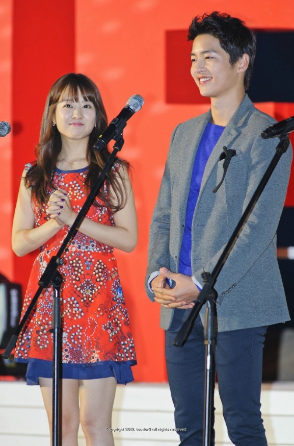 宋仲基受邀2021釜山國際電影節主持人！網掀9年前攜朴寶英出席「防腐劑童顏」再進化