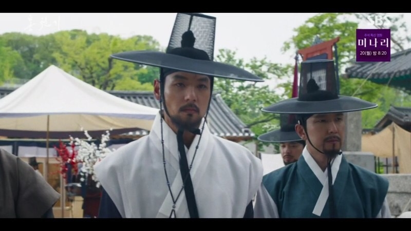 《紅天機》EP.5-EP.6劇情:紅恩吾(崔光一 飾)卻出現在會場附近,還隨手拿了一支畫筆,在他看到朱香大君(郭時暘 飾)時,卻把他和魔王的身影重疊,拿著沾了墨的畫筆丟到他身上