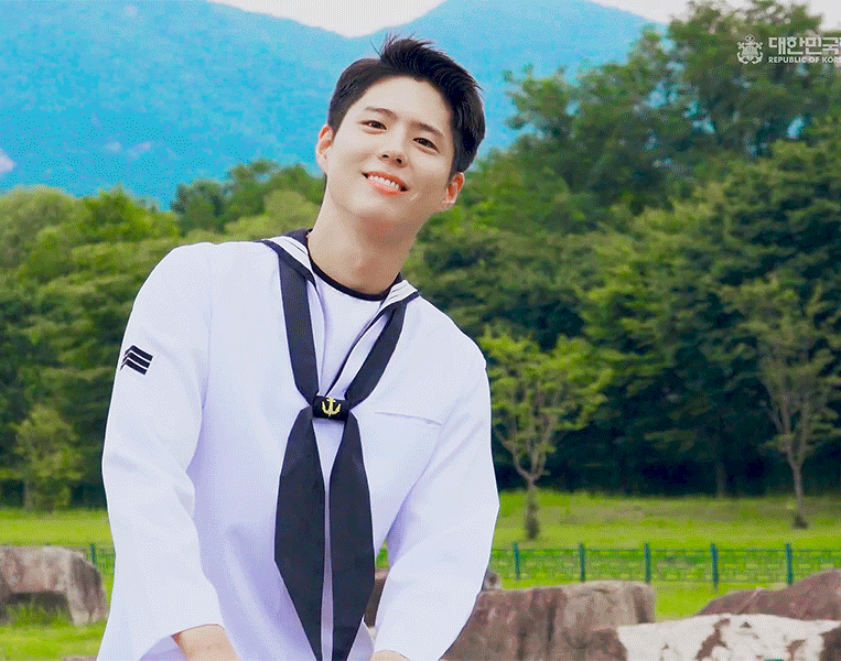 朴寶劍出演海軍線上演唱會表演現場動圖02