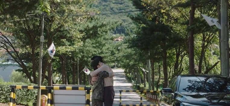 雋婠故意表示自己是為了想吃榨醬麵才去，說完兩人互相擁抱了對方。