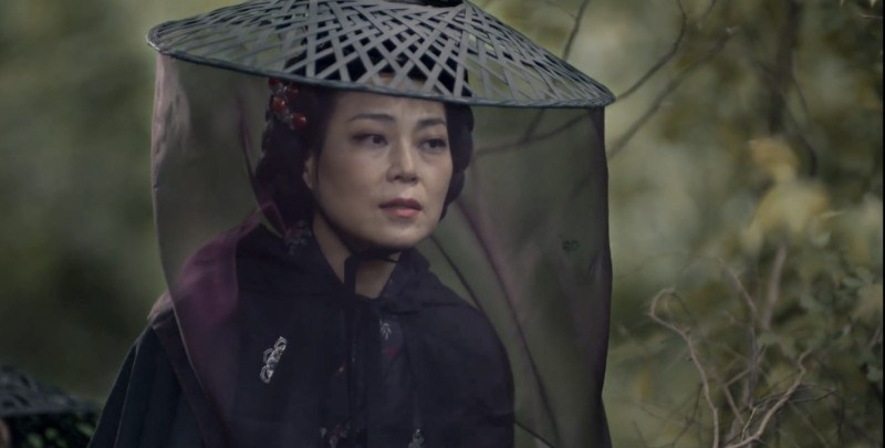 韓劇《紅天機》第1-2集劇情:巫女梅秀(蔡國熙 飾)奉命尋找有靈氣的孩子來進行祈雨祭
