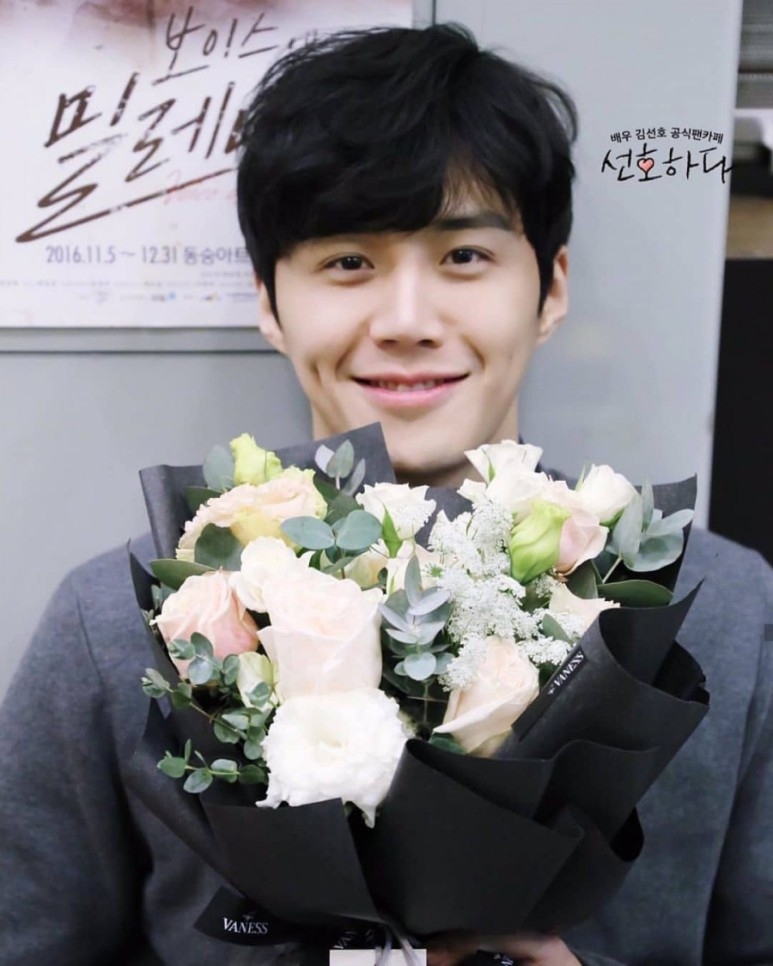 金宣虎與花束