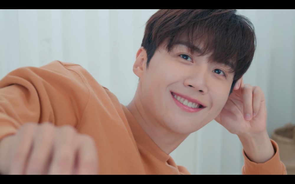 金宣虎服飾廣告展現了多樣的魅力