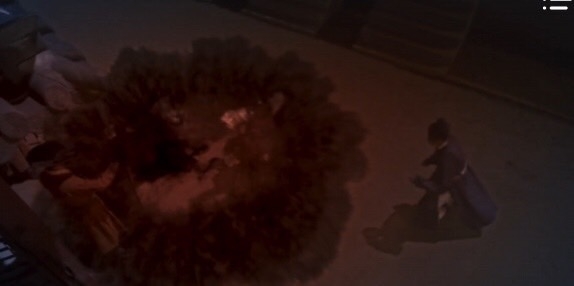 河藍體內的魔王漸漸甦醒，因此大力地推開身旁的天機