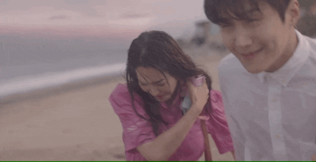 兩人還淋著雨跑到了附近的海邊，忽然惠珍腦海裡閃過喝醉那天、一直沒想起的畫面