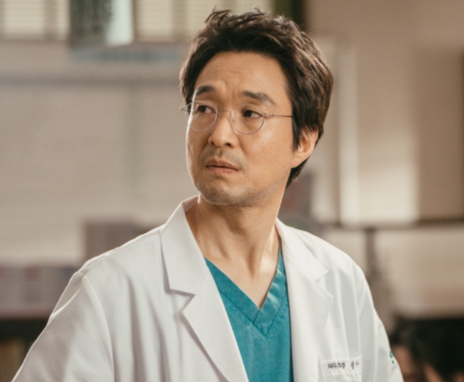 《浪漫醫生金師傅》第一季由韓石圭等人主演,雖以個位數的收視成績開播,但最後卻以24.7%超高紀錄完美收官