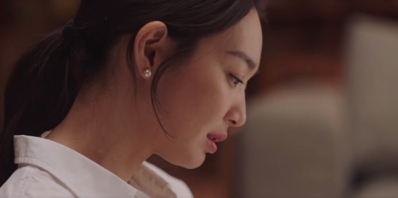 韓劇《海岸村恰恰恰》ep.3-ep.4劇情:韓劇《海岸村恰恰恰》ep.3-ep.4劇情:斗植聽到後不禁動容,並把原本放在冰桶上的手,放到了慧珍的臉龐幫她降溫05