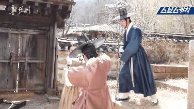 安孝燮要接住和孔明撕毀名單而跌倒的金裕貞，不料沒抓好時機就走過去，頓時在現場引發一陣爆笑～安孝燮表示自己已經用最大限度慢慢走過去了