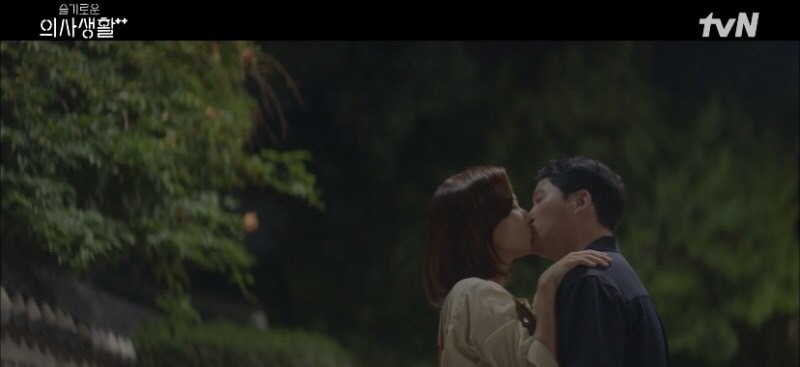 原本木訥的「大熊」碩亨居然還主動獻吻，讓秋敏荷超開心！