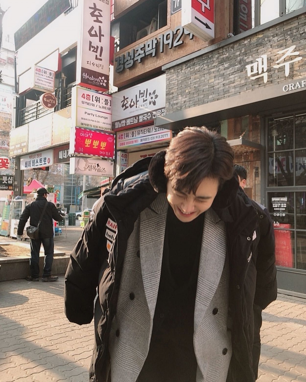 金宣虎戴耳罩低頭笑